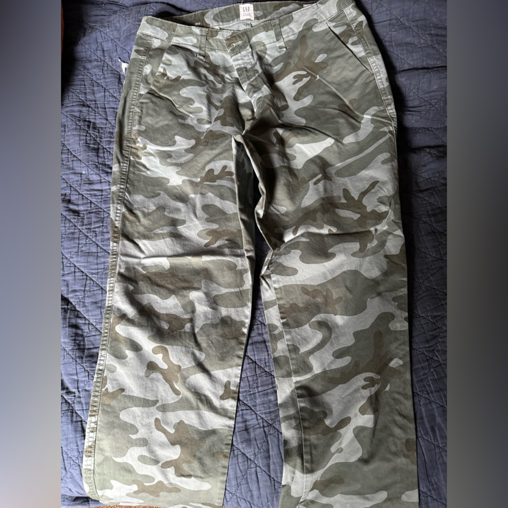 Gap grey and green girlfriend cammo khaki pant